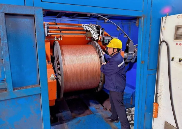 以金属为经纬，以岁月织匠心——记微光系列之聂选文的十七年坚守